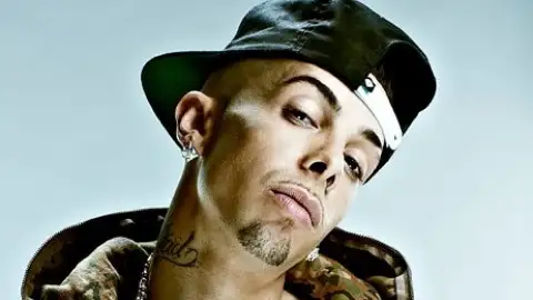 Dappy bate com microfone em homem que acompanhava seu show