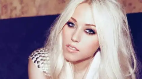 Amelia Lily revela capa de álbum de estreia