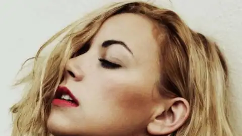Músicas de Rihanna são como trilha sonora de filme pornô, diz Charlotte Church
