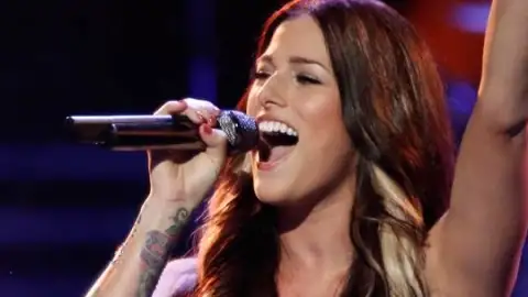 Cassadee Pope canta "Wasting All These Tears" no "The Voice"