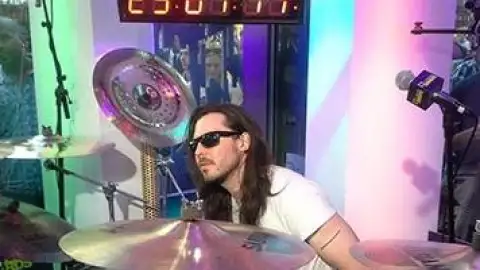 Andrew WK bate recorde ao tocar bateria por 24 horas seguidas