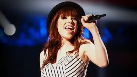 Carly Rae Jepsen promete pop ousado em próximo álbum