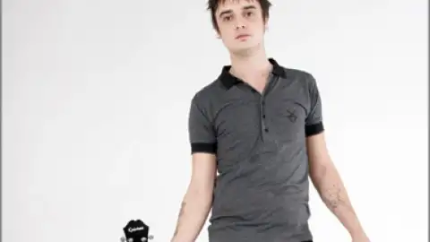 Pete Doherty quer vender bitucas de cigarro fumadas por Amy Winehouse