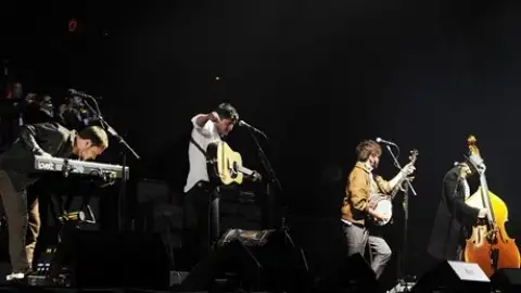 Mumford & Sons volta ao topo da parada britânica