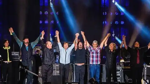 Paul McCartney divide o palco com remanescentes do Nirvana. Veja