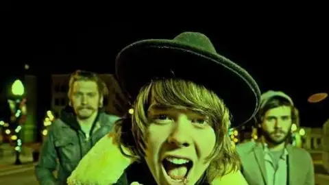 Never Shout Never divulga clipe de "Under The Mistletoe"