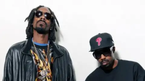 Dam Funk & Snoopzilla fazem performance de "Faden Away" no programa "Conan"