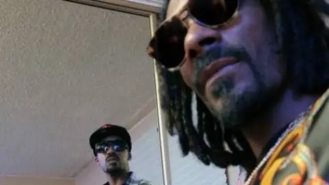 Dam Funk & Snoopzilla divulga o clipe de "Hit Da Pavement"