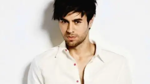 Enrique Iglesias divulga nova versão do clipe de "El Perdedor"
