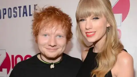 Taylor Swift, Ed Sheeran e Cara Delevingne cantam em casa de embaixador americano
