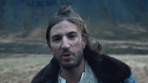 John Martin lança o clipe de "Anywhere For You"