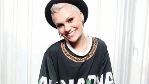 "Strip": Jessie J faz performance de faixa inédita