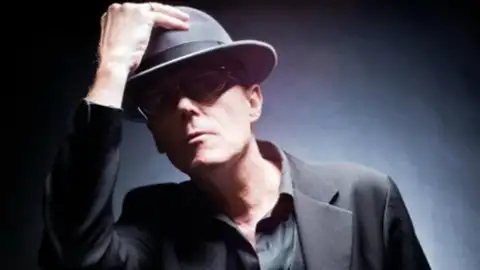 Ícone do rock gótico faz cover de Britney Spears em vídeo com ex-estrela pornô. Confira!