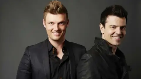Nick Carter e Jordan Knight apresentam o single "One More Time" em programa americano