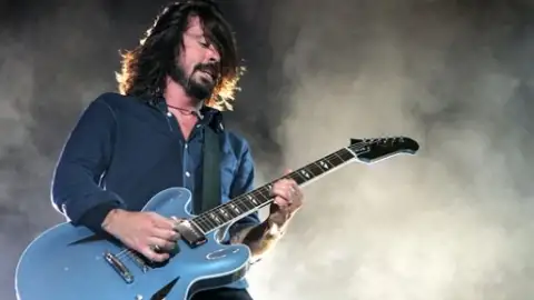 Foo Fighters tocam "Polk Salad Annie" com autor da música. Veja!