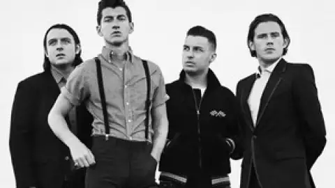 Alex Turner, do Arctic Monkeys, canta música inédita em show nos EUA