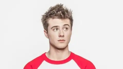 Confira "Paper Crown", videoclipe de estreia de Alec Benjamin