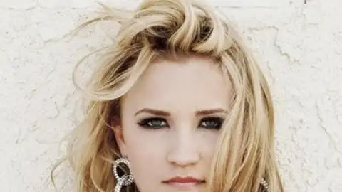 Ouça "Hush", de Emily Osment com Josh Ramsay