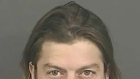 Vocalista do Puddle Of Mudd é preso por brincar em esteira de bagagens de aeroporto