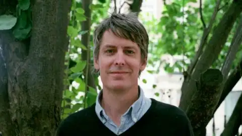 Stephen Malkmus, ícone do rock alternativo, faz cover de Taylor Swift em programa infantil. Veja!