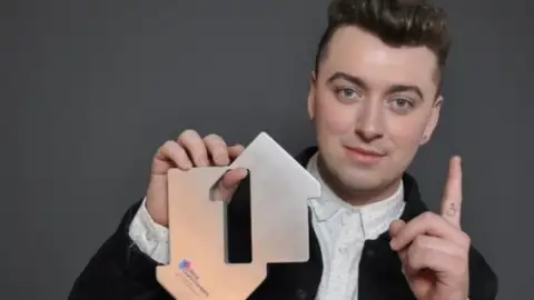 Sam Smith bate Madonna e volta ao topo da parada britânica de álbuns