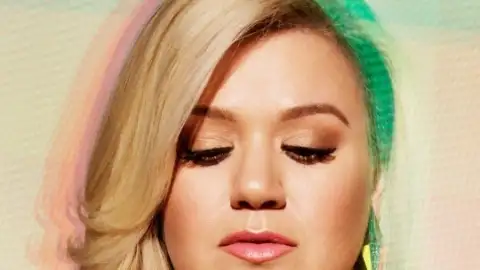 Kelly Clarkson canta "At Last" no American Idol