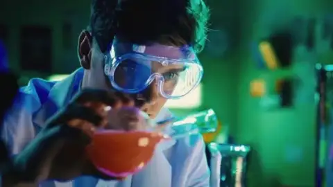 Veja Martin Garrix, Steve Aoki, Axwell Ingrosso e mais DJs em paródia de série americana