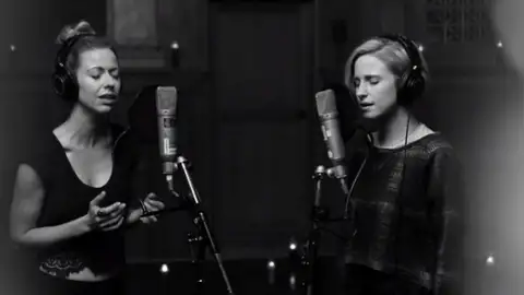 Joy Williams canta "Hate To See Your Heart Break" ao vivo em show do Paramore