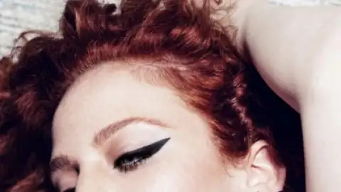 Jess Glynne faz história na parada britânica com single número um "Don't Be So Hard On Yourself"