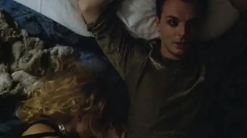 Assista ao clipe de "Wings", da dupla Hurts