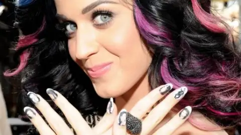 Katy Perry lidera as indicações ao VMA 2011