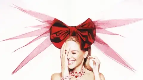 Kylie Minogue apresenta "I'm Gonna Be Warm This Winter" em programa britânico