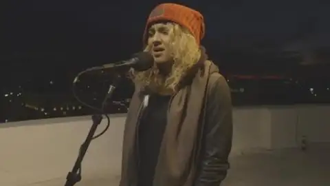 Tori Kelly canta clássico natalino "Silent Night"
