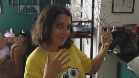 Clarice Falcão divulga clipe caseiro de "Irônico"