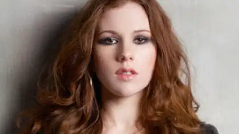 Ouça "Who Am I", nova música de Katy B em parceria com Major Lazer e Craig David