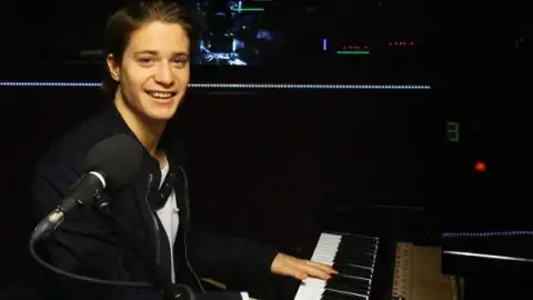 DJ Kygo faz performance de "Stole The Show" em programa de TV
