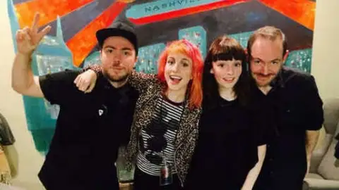Hayley Williams se apresenta com o CHVRCHES no último dia do "Parahoy"