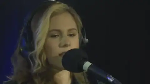 Katy B faz performance de "Honey" em rádio britânica