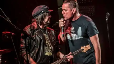Guitarrista do Motörhead toca "Ace of Spades" com o supergrupo de Robert Trujillo do Metallica