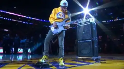 Flea dos Red Hot Chili Peppers toca o Hino Americano na despedida de Kobe Bryant. Veja!