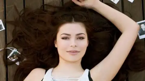 Miranda Cosgrove sofre acidente e quebra tornozelo
