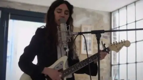 Pela primeira vez em quase 25 anos, PJ Harvey chega ao topo da parada britânica de álbuns