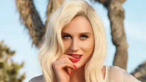 Proibida de se apresentar no Billboard Music Awards, Kesha faz cover de Bob Dylan em show