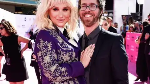 Veja Kesha cantar "Still Fighting It" com Ben Folds