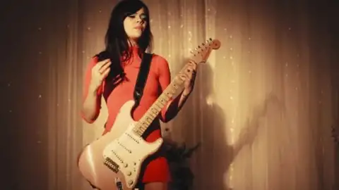 Bat For Lashes lança "Joe's Dream". Veja o clipe!