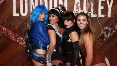 Demi Lovato curtindo festa de Halloween e mais nas Imagens da Semana