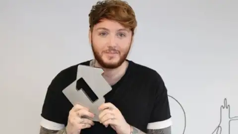James Arthur estreia no topo da parada britânica de álbuns