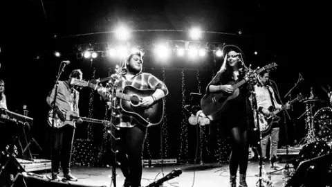 Ouça sucessos do Of Monsters And Men na estação Breeze do Vagalume.FM