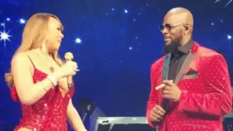 Mariah Carey canta "The Christmas Song" ao vivo com R. Kelly