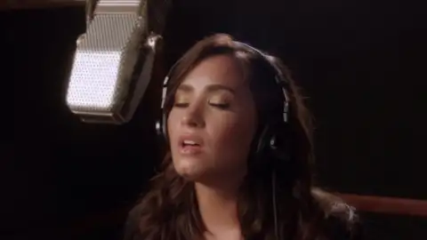 Demi Lovato canta clássico natalino "Silent Night" em novo vídeo